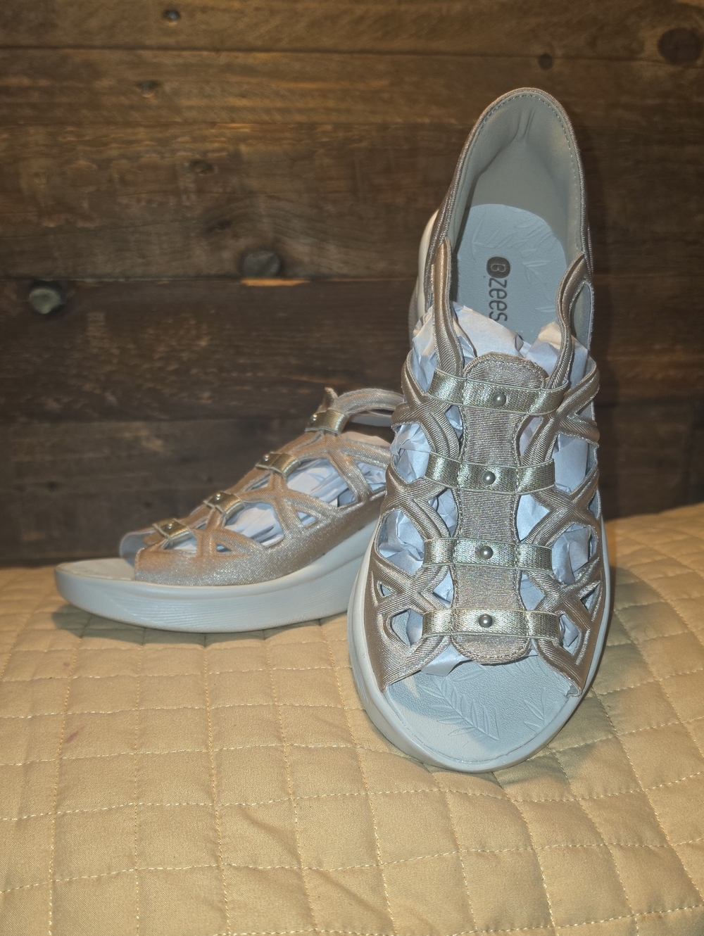 Bzees Gold Women’s Comfort Sandals-EUC